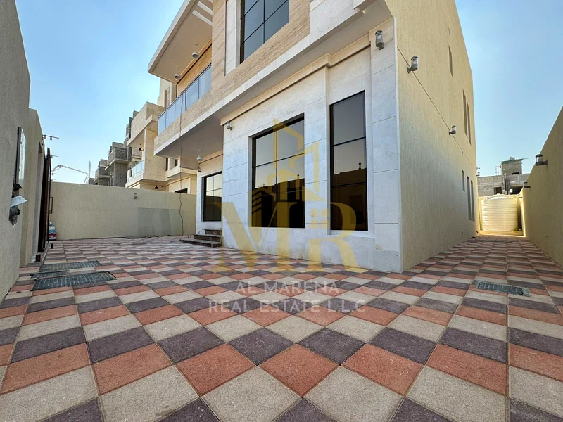 🏡 للبيع – فيلا أنيقة في الباهية (الأسس)، عجمان | 6 غرف نوم رئيسية | مجلس | غرفة معيشة واسعة | سطح | فناء خارجي63881373501057112