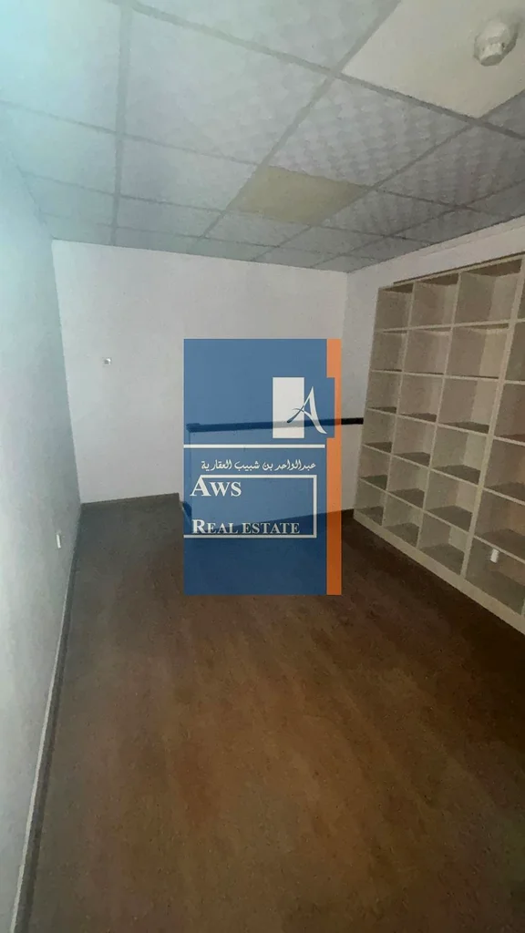 محل بأسعار معقولة للإيجار في ديرة، بالقرب من حديقة النهف، موقع تجاري متميز63623402100353114