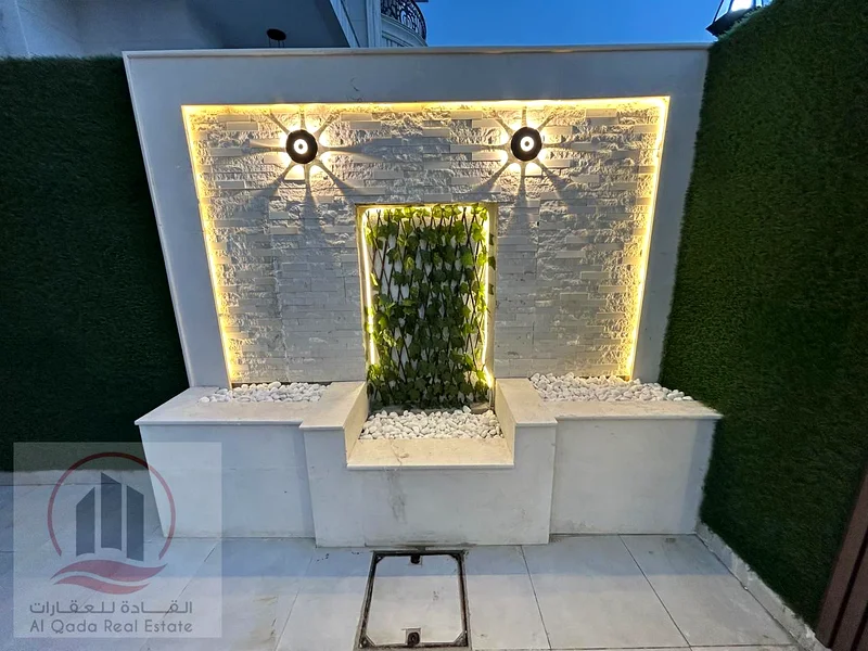 فيلا للبيع، بما في ذلك رسوم التسجيل، في منطقة الحيليو، 6 غرف نوم رئيسية، وصالة، وقاعة، وغرفة خادمة، وسطح.63900189550851112