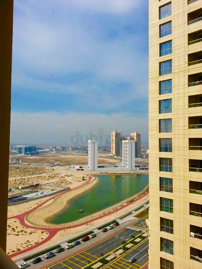 شقة مُجددة بإطلالة على البحيرة مع شرفة63797600478979114