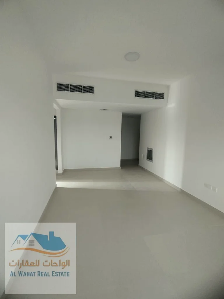 شقة مكونة من غرفتي نوم للإيجار السنوي - عجمان، حي الياسمين 🛋 المواصفات: غرفتي نوم وصالة واسعة جداً حمامان شرفة بإطلالة مفتوحة63720052373249112