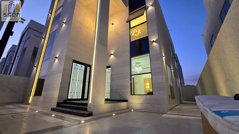 فيلا فاخرة بتصميم عصري في الحيلو 2، ثلاث طوابق على شارع رئيسي، بسعر ممتاز يشمل التسجيل والملكية.63911619958019110