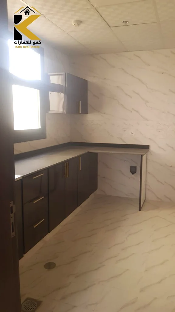 غرفتا نوم وصالة وحمامان، غرفة النوم الرئيسية مع شرفة، أول مستأجر63811388705154114