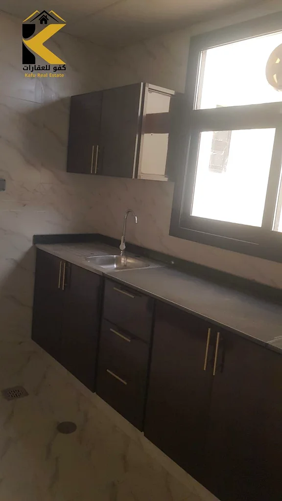غرفتا نوم وصالة وحمامان، غرفة النوم الرئيسية مع شرفة، أول مستأجر63811388705154112