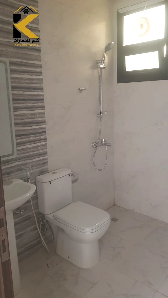 غرفتا نوم وصالة وحمامان، غرفة النوم الرئيسية مع شرفة، أول مستأجر63811388705154113