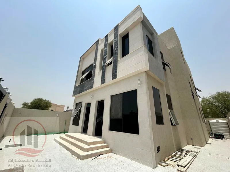 فيلا للبيع، بما في ذلك رسوم التسجيل، بسعر خاص في منطقة الهيليو. 5 غرف نوم ماستر، وصالة، وقاعة، وغرفة خادمة. فري63900189558401112