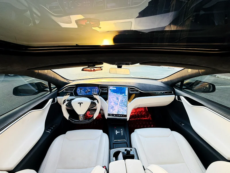 TESLA MODEL S PERFORMANCE / 2017 / GCC / ORIGINAL PAINT / 2 KEYS63613467311874111