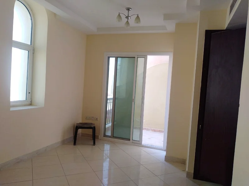 فيلا مكونة من ثلاث غرف نوم وفناء كبير / موقف سيارة لسيارتين63724786965507113