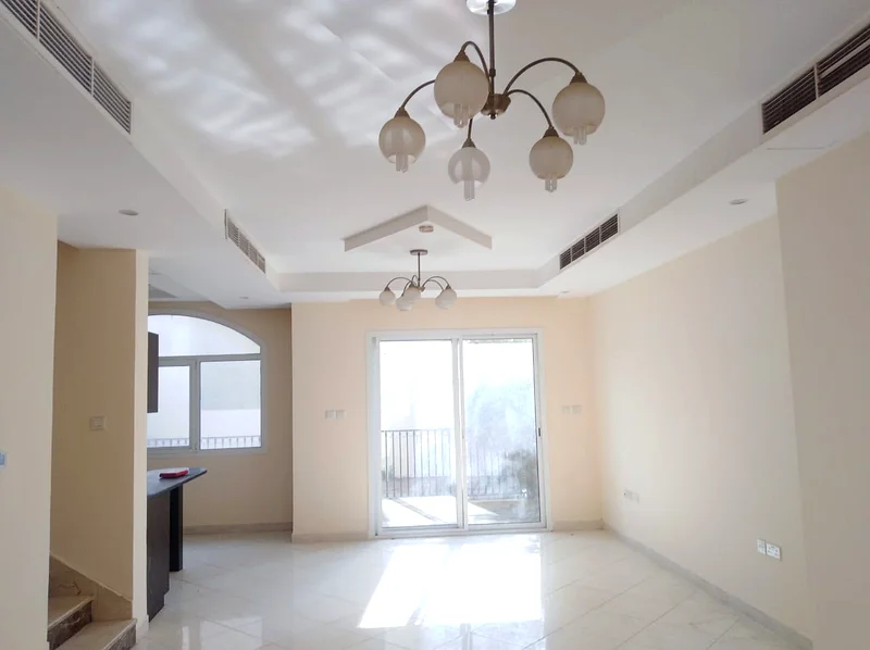 فيلا مكونة من ثلاث غرف نوم وفناء كبير / موقف سيارة لسيارتين63724786965507110