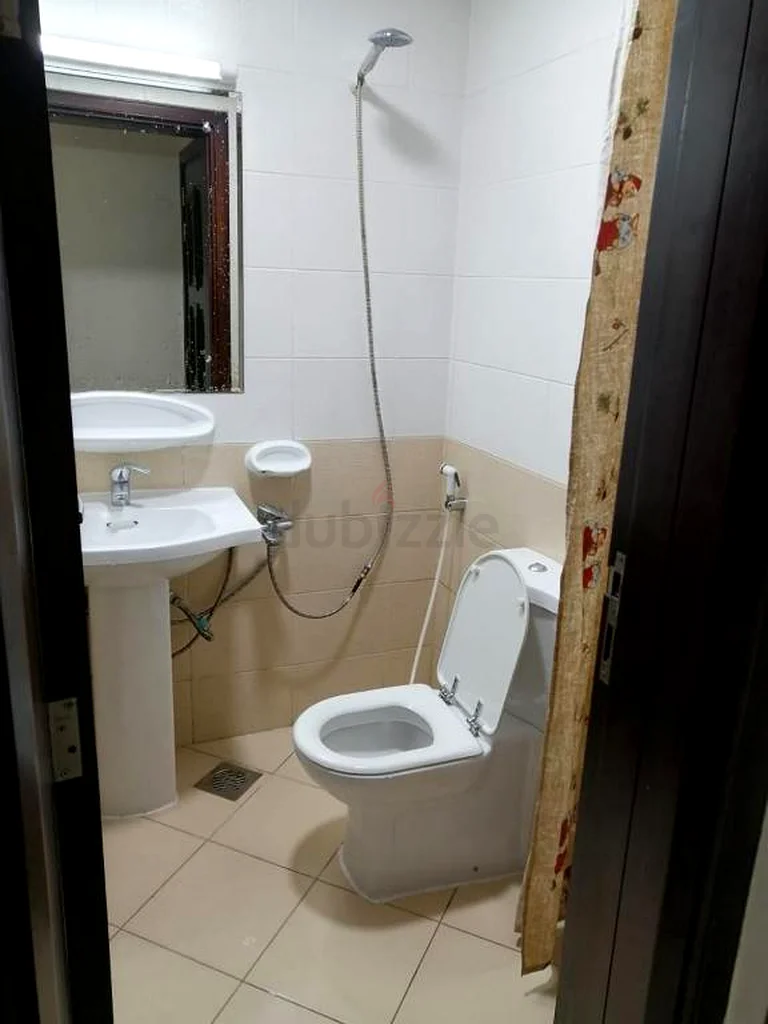 غرفة واسعة مع نافذة للعزاب التنفيذيين63797494253571111