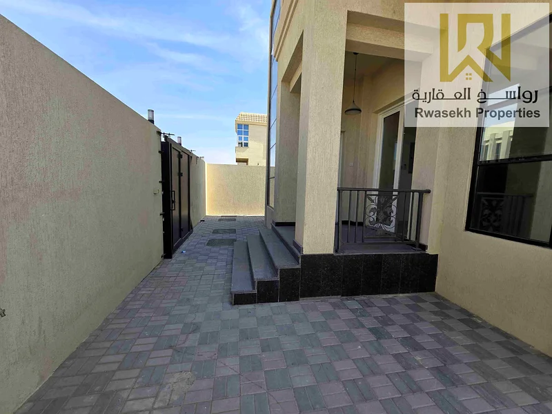 فيلا من خمس غرف نوم للبيع تتضمن الكهرباء وتكييف الهواء المركزي63901588686722113