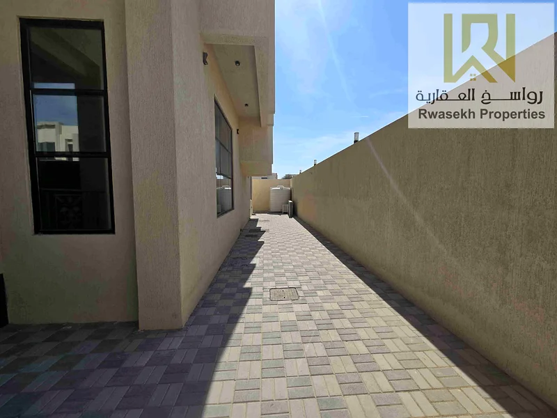 فيلا من خمس غرف نوم للبيع تتضمن الكهرباء وتكييف الهواء المركزي63901588686722114