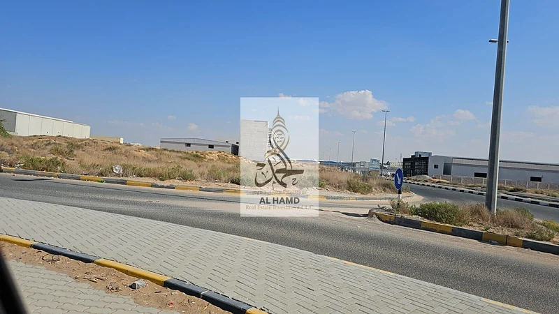 للبيع مباشرة من المالك في منطقة كورنر الصناعية على طريق أم الثوب، المنطقة الصناعية الجديدة 24000 قدم مربع63822714754434114