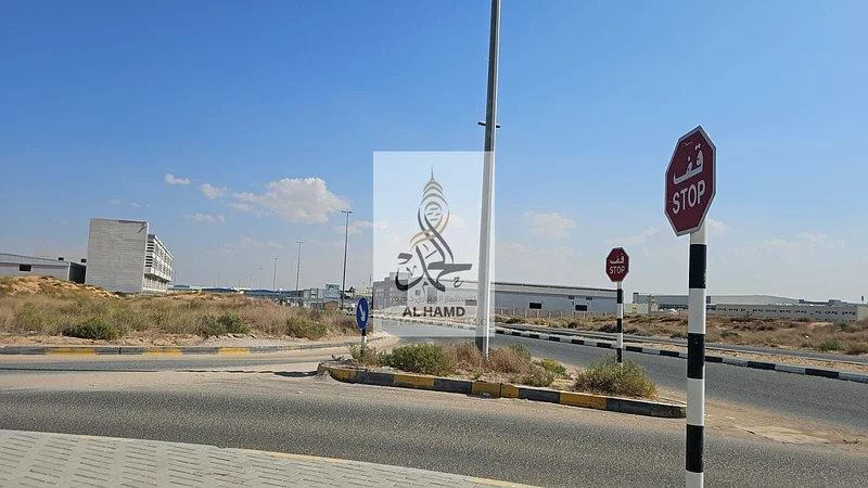 للبيع مباشرة من المالك في منطقة كورنر الصناعية على طريق أم الثوب، المنطقة الصناعية الجديدة 24000 قدم مربع63822714754434111