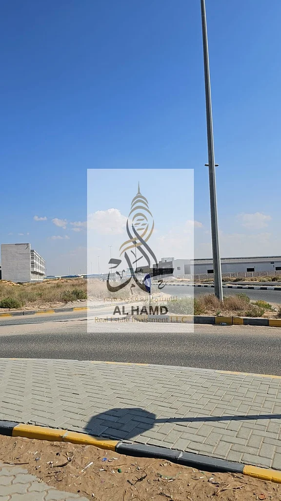 للبيع مباشرة من المالك في منطقة كورنر الصناعية على طريق أم الثوب، المنطقة الصناعية الجديدة 24000 قدم مربع63822714754434112