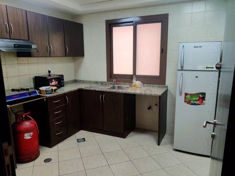 غرفة واسعة مع نافذة للعزاب التنفيذيين63797494253571112