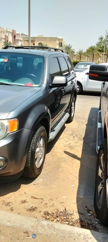 GCC FULL OPTION FORD ESCAPE IN PERFECT CONDITION AND LOW MILEAGE63612083483137111