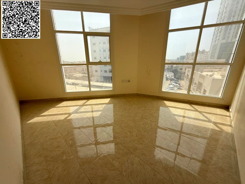 شقة مكونة من 3 غرف نوم مع غرفة معيشة وشرفة، موقف مجاني للسيارات، شهر مجاني، واسعة وحديثة، موقع ممتاز قرب الخدمات، سهولة الوصول إلى الشارقة ودبي63722723886339114