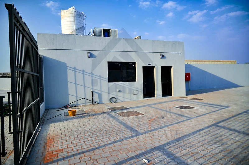 قطعة أرض صناعية مسيجة وجاهزة للإيجار في موقع متميز على الطريق الرئيسي63622899859202111