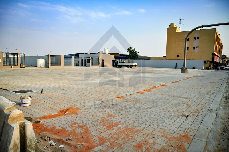 قطعة أرض صناعية مسيجة وجاهزة للإيجار في موقع متميز على الطريق الرئيسي63622899859202112