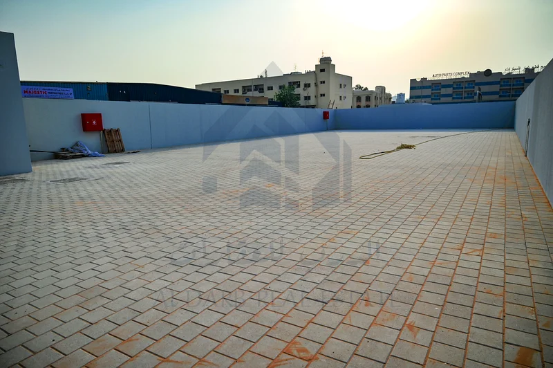 قطعة أرض صناعية مسيجة وجاهزة للإيجار في موقع متميز على الطريق الرئيسي63622899859202114