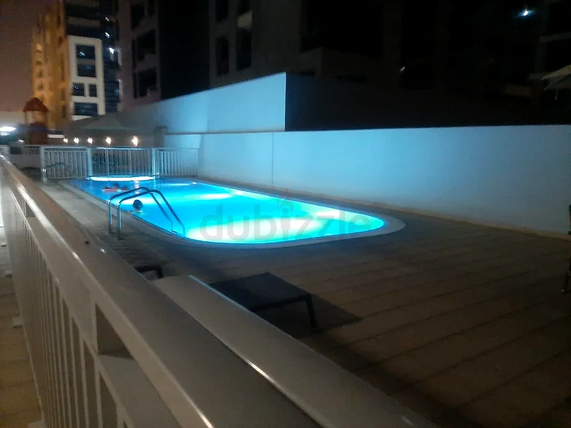 غرفة واسعة مع شرفة كبيرة بالقرب من محطة مترو سنتر تراد63797600417921112