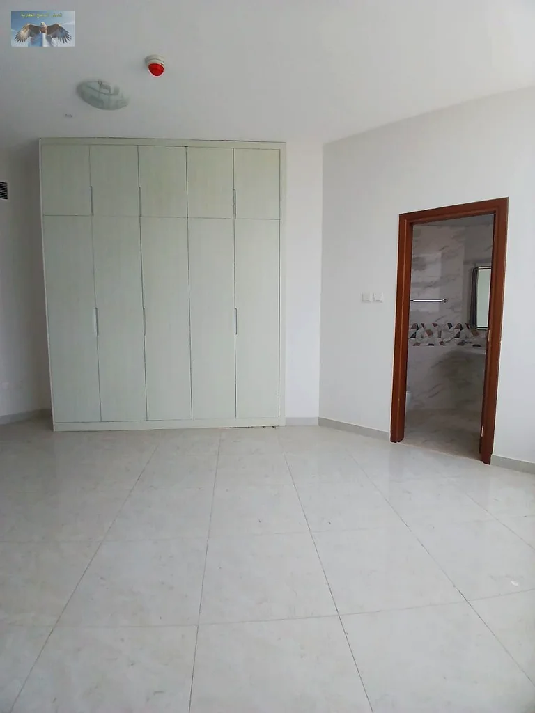 🛏️ غرفتا نوم رئيسية مع خزائن مدمجة. 🛋️ صالة معيشة واسعة مناسبة للعائلة والضيوف. 🚿 4 حمامات عصرية مع تجهيزات عالية الجودة63810535328515114