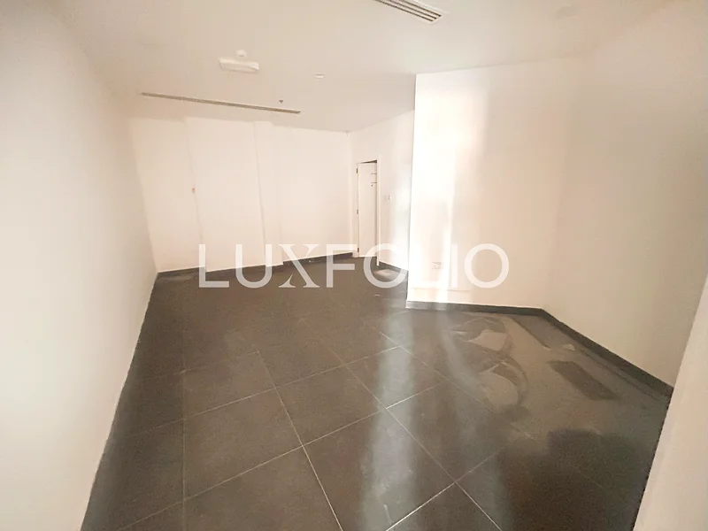 محل تجاري مجهز يطل على الحديقة، مراحيض، سقف عالي63621194686594113
