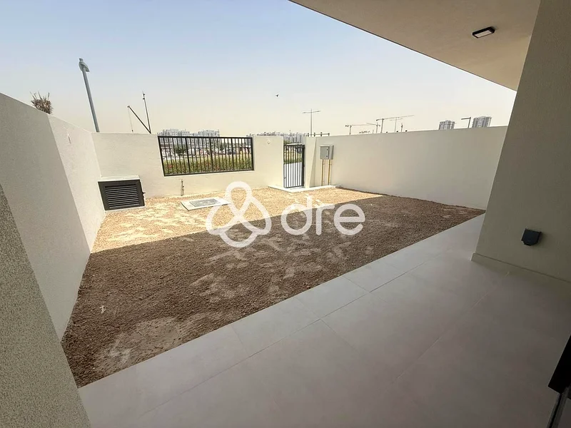 Close to Pool & Park | Single Row | Bright | 3+M63737272573441114