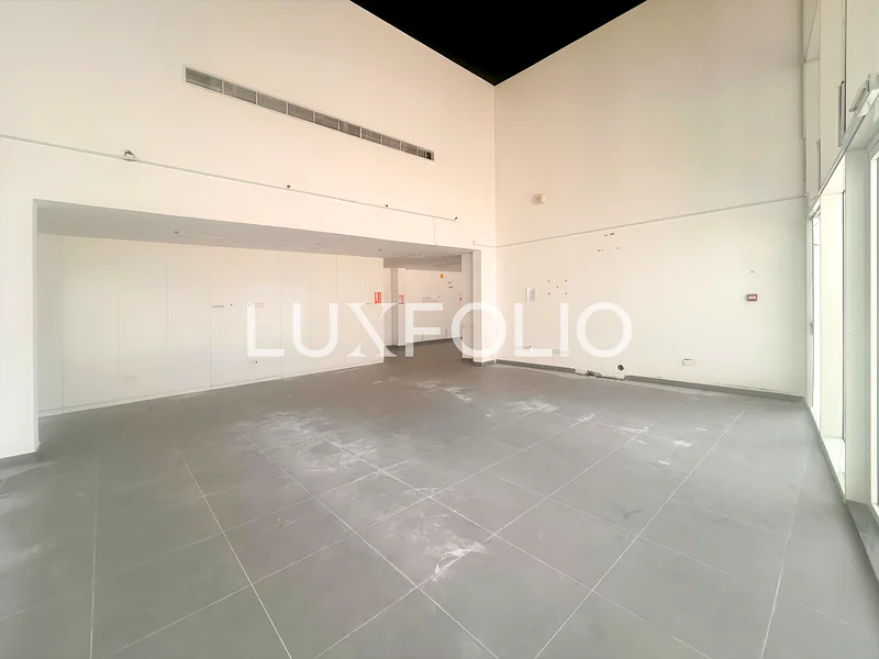 محل تجاري مجهز يطل على الحديقة، مراحيض، سقف عالي63621194686594114