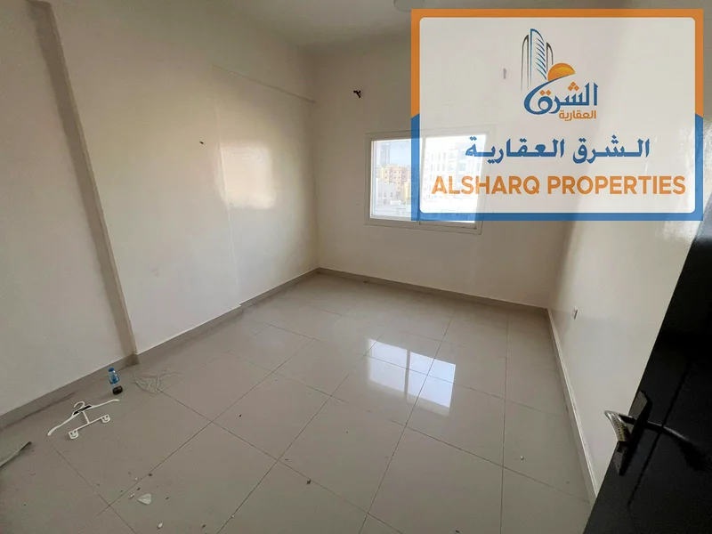 شقة مكونة من غرفتين نوم للإيجار السنوي في عجمان كورنيش، الصف الثاني، منطقة واسعة، تصميم داخلي ممتاز، شرفة بإطلالة رائعة، ماستر ب63810725730691111