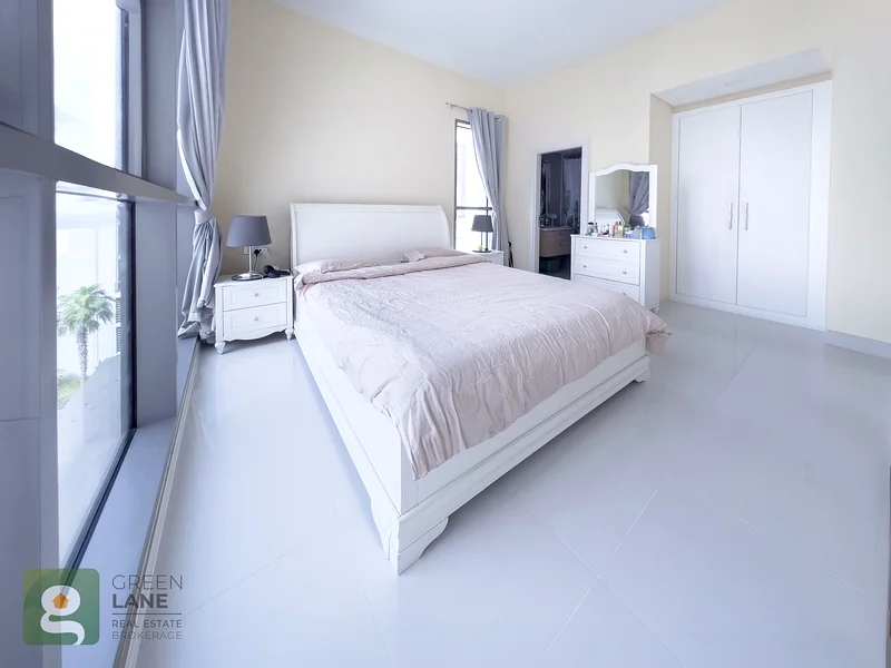 Fully Furnished | Bright n Spacious | No Agents63971812000643111