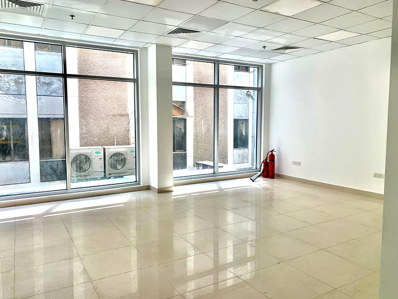 متجر تجزئة رئيسي للإيجار | طابق ميزانين | سوق مينا، الفهيدي | عرض خاص!63617754359682111