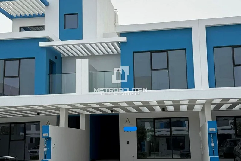 فيلا جديدة بالقرب من الحديقة مع شيكات متعددة63725736152579113