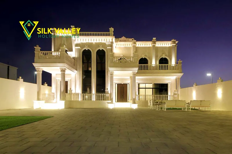فيلا فاخرة مكونة من 6 غرف نوم + غرفة خادمة في مجتمع حديث63817693808259110