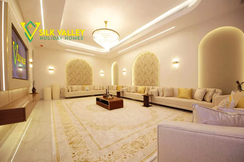فيلا فاخرة مكونة من 6 غرف نوم + غرفة خادمة في مجتمع حديث63817693808259113