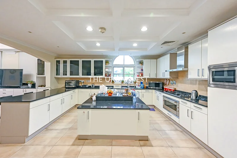 Beautiful 7 Bedroom | with Pool | Great Location63917017078529114