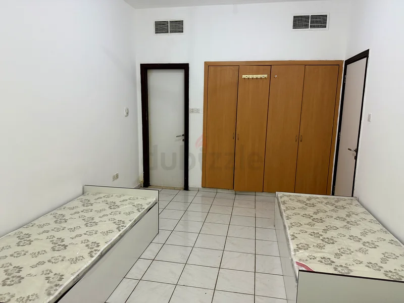 مساحة سرير تنفيذية متاحة للرجال مع الأثاث @75063798014512385111