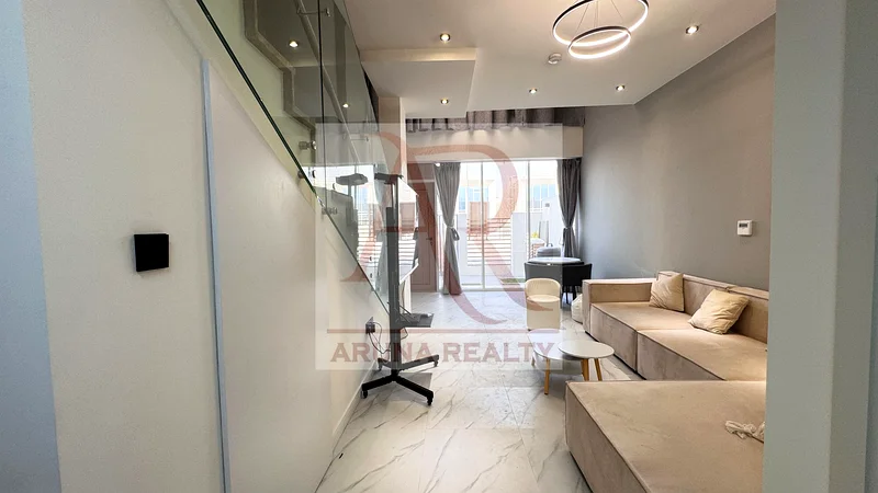 شقة مفروشة بالكامل على طراز حديث | تطل على الجهة الأمامية | جديدة بالكامل | جاهزة للانتقال فوراً (المفاتيح متاحة)63735863260802113
