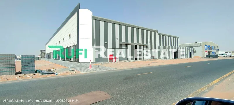 مستودع جديد كليًا بزاوية ثلاثية الجوانب بطول 90 مترًا على طريق رئيسي مع صالة عرض للبيع في منطقة الإمارات الصناعية الحديثة، العين الجوية63817912757123111