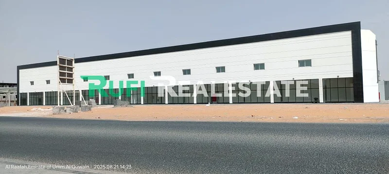 مستودع جديد كليًا بزاوية ثلاثية الجوانب بطول 90 مترًا على طريق رئيسي مع صالة عرض للبيع في منطقة الإمارات الصناعية الحديثة، العين الجوية63817912757123110
