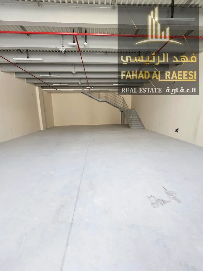 مستودع على شارع رئيسي للإيجار في عجمان مع طابقين ميزانين بسعر تنافسي.63613993577475111