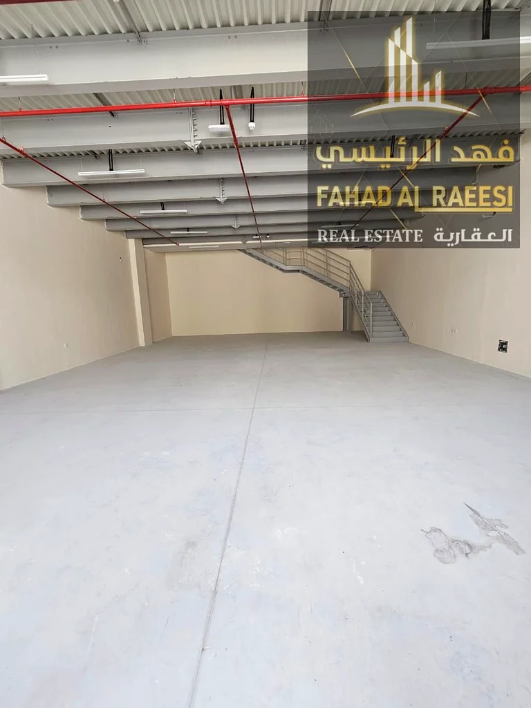 مستودع على شارع رئيسي للإيجار في عجمان مع طابقين ميزانين بسعر تنافسي.636139935774751128