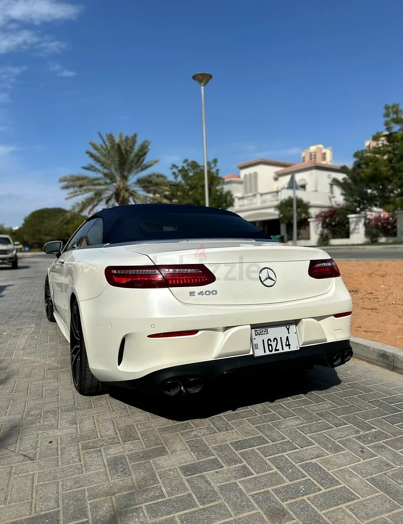 Mercedes-Benz E-Class E400 Convertible with a blue roof63612088698882111
