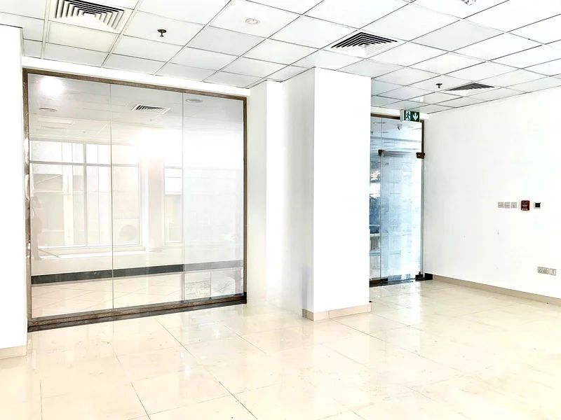 متجر تجزئة رئيسي للإيجار | طابق ميزانين | سوق مينا، الفهيدي | عرض خاص!63617754359682112