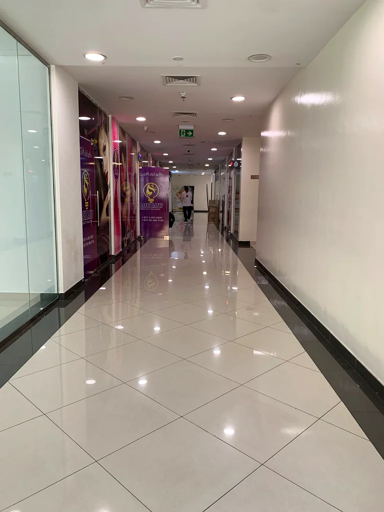 متجر تجزئة رئيسي للإيجار | طابق ميزانين | سوق مينا، الفهيدي | عرض خاص!63617754359682114