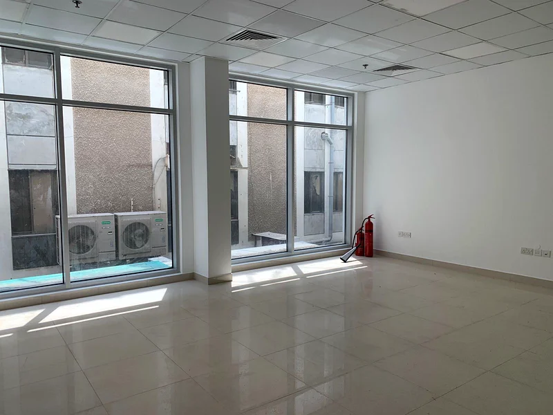 متجر تجزئة رئيسي للإيجار | طابق ميزانين | سوق مينا، الفهيدي | عرض خاص!63617754359682113