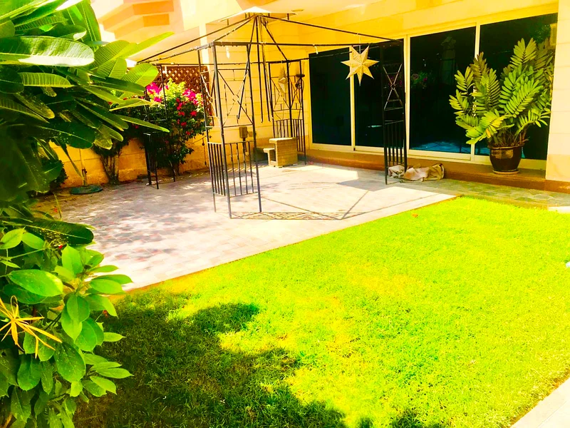 فيلا شاسعة ومشرقة مكونة من 4 غرف نوم مع حديقة / مسبح مشترك63730427381889110