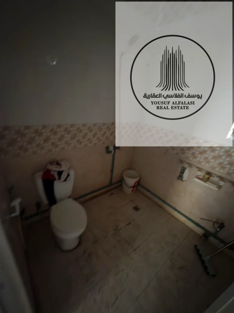 للإيجار في منطقة الجرف الصناعية 1 قطعة أرض مفتوحة مساحتها 45000 قدم مربع السعر 765000 درهم مكاتب ومرافق صحية أرضية مغطاة بالحصى كهرباء 20 كيلو واط63613993592577114