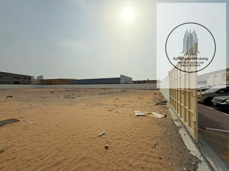 للإيجار في منطقة الجرف الصناعية 1 قطعة أرض مفتوحة مساحتها 45000 قدم مربع السعر 765000 درهم مكاتب ومرافق صحية أرضية مغطاة بالحصى كهرباء 20 كيلو واط636139935925771124